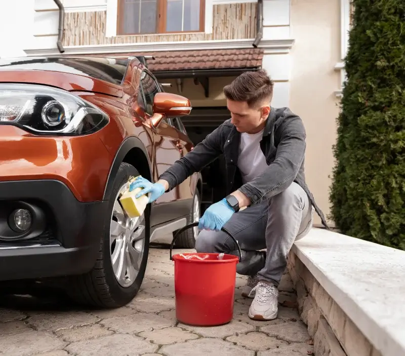 Lavage auto à domicile Olliergues : professionnel intervenant sur un véhicule